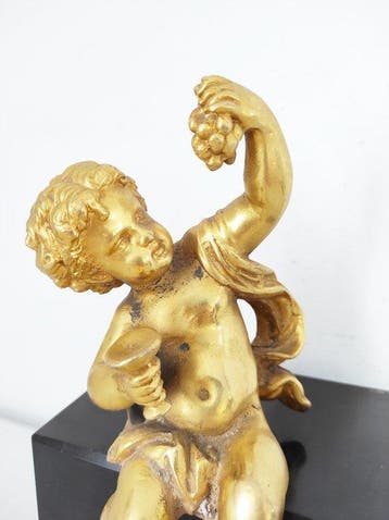 Sculpture, Putti à la coupe et grappe de raisins - 19 cm -