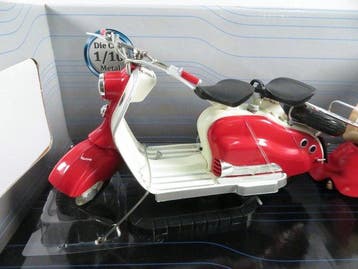Solido 1:10 - Modelauto - Lambretta LD 125 con figura pin-up