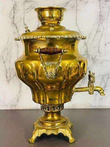 Samovar - - Messing samovar op houtskool