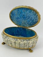 Boîte - Une boîte en albâtre avec un camée. - Albâtre,