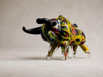 sculptuur, Glaskunst stier – kleurrijk handgevormd glas –