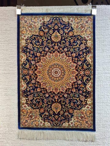 Donkerblauw luxe zijden tapijt - vervagende bloemmotief op, Huis en Inrichting, Stoffering | Tapijten en Vloerkleden, Nieuw