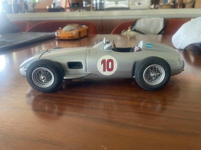 CMC 1:18 - Modelauto - Mercedes-Benz W196, Hobby en Vrije tijd, Modelauto's | 1:5 tot 1:12