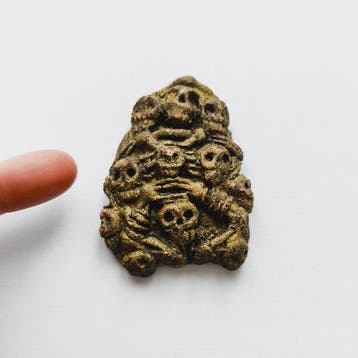 Oud-Indochinese bergstammen Beschilderde terracotta Memento