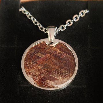 Hanger van staal en Muonionalusta-meteoriet met, Verzamelen, Mineralen en Fossielen
