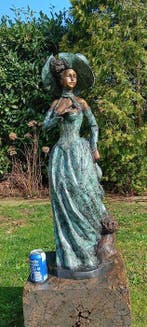 Sculpture, vrouw in jaren 30 jurk met hoed en hondje - 90 cm