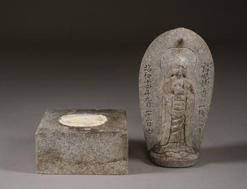 Stele van Jizô Bosatsu geplaatst op een sokkel - Graniet -, Antiek en Kunst
