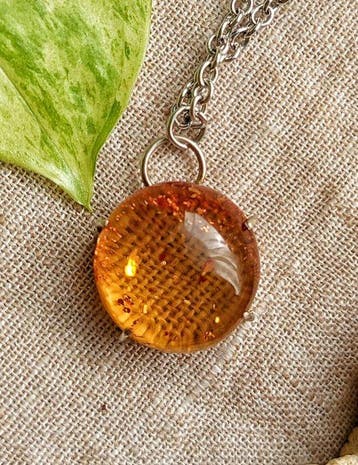 Juweel Sun handgemaakt in 925 zilver met Baltische amber
