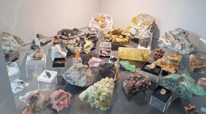Mineralencollectie - Hoogte: 13 cm - Breedte: 0.5 cm- 7.4 kg, Verzamelen, Mineralen en Fossielen