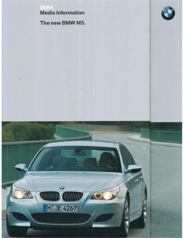 2004 BMW M5 HARDCOVER PERSMAP ENGELS, Ophalen of Verzenden