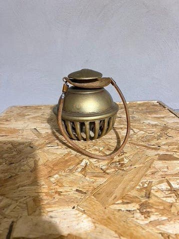 Cloche d’éléphant – laiton et cuir – XXe siècle - Laiton -