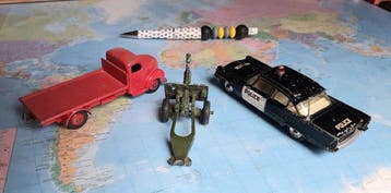 1:43 - Modelauto (3) - Rode platte vrachtwagen; Zwarte, Nieuw