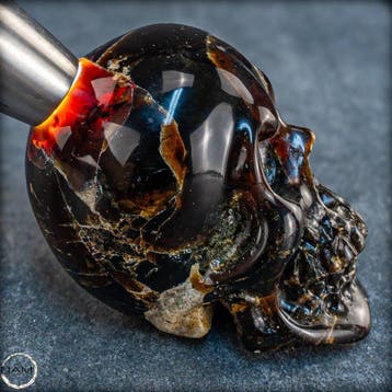 Natuurlijke blauw-rood amber schedel- 220.91 g