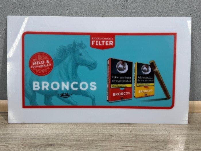 Kunststof reclamebord – Broncos sigaretten - Reclamebord -, Antiek en Kunst, Antiek | Wandborden en Tegels