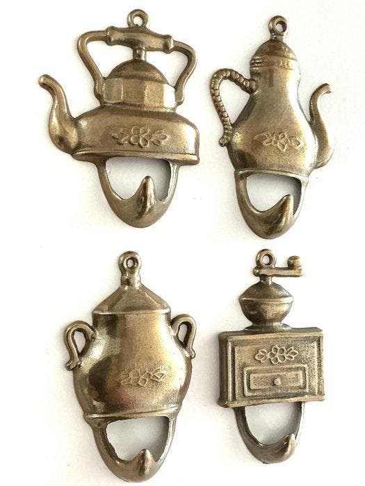 Vier messing wandhaken voor in de keuken - Wandrek - leuke, Antiek en Kunst, Antiek | Keukengerei