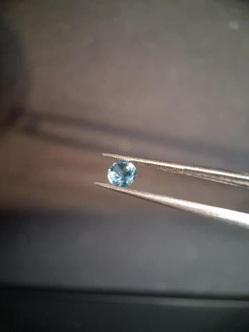 Natural Swiss Blue Topaz - 0.541 ct - round - irradiated - e, Verzenden, Nieuw