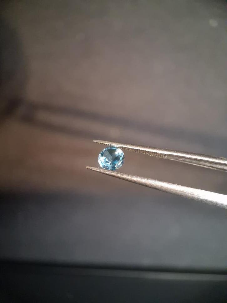 Natural Swiss Blue Topaz - 0.541 ct - round - irradiated - e, Bijoux, Sacs & Beauté, Pierres précieuses, Envoi