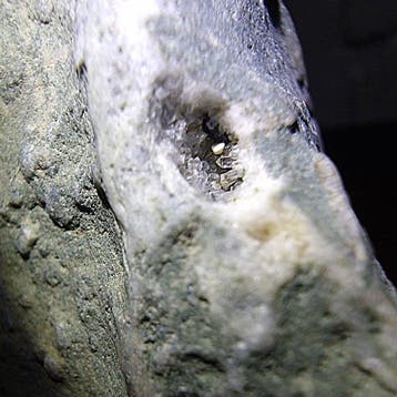 hydrothermaal veranderde vulkanische rots met kwartsrijke