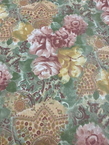 Prachtige stof met bloemmotief. - Textiel - 600 cm - 145 cm