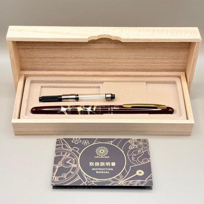 Kuretake & Wancher - Bordeaux Maki-e titled Crane’s, Verzamelen, Pennenverzamelingen