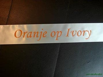 Bedrukt lint Ivory met Oranje opdruk 70 mm 80 cm, Nieuw