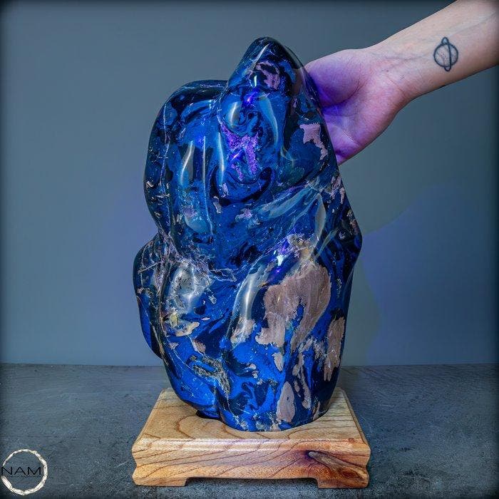 Prachtig natuurlijk rood en blauw amber Freeform op stand-, Verzamelen, Mineralen en Fossielen