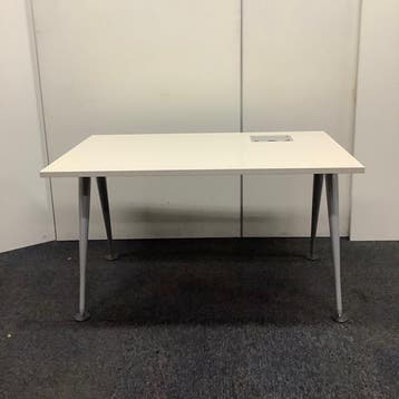 Herman Miller design tafel / bureau met elektra 130x80 cm,, Huis en Inrichting, Bureaus, Gebruikt