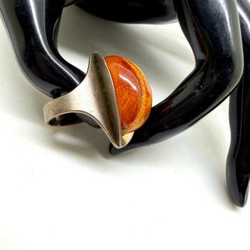 Vintage statement ring met een natuurlijke Baltische