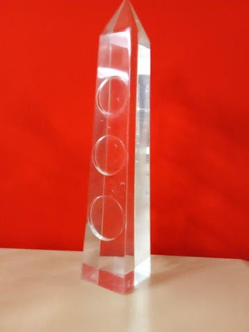 Sculpture, Obelischi - 36 cm - Résine - 1980