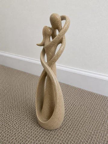 sculptuur, Abstract Embracing Couple Figurine in Beige