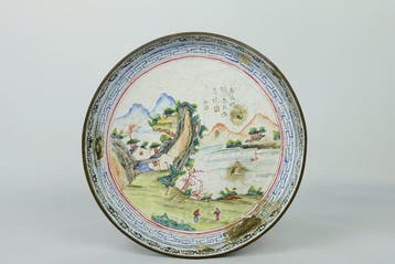 Twee Cantonese emaille-op-koper schotels uit het midden van