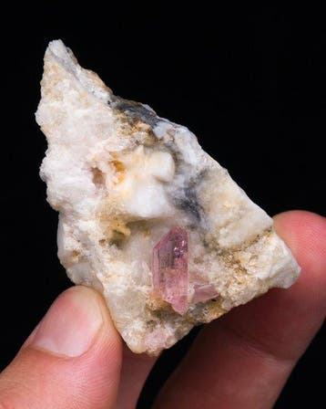 PERFECTE EDELSTEEN ROZE TOPAS op een marmeren matrix -