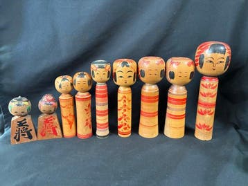 Collection de 9 anciennes poupées kokeshi japonaises –