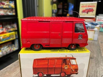 Dinky Toys 1:43 - Voiture miniature - Fourgon Peugeot J7