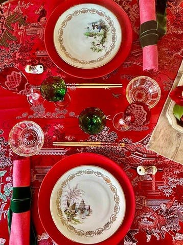 Nappe rouge, bons augures orientaux, brodée de scènes