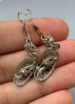 Boucles doreilles artisanales et complexes en argent, Antiquités & Art