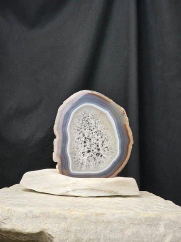 Géode d’agate sur socle en marbre de Carrare Géode - Hauteur