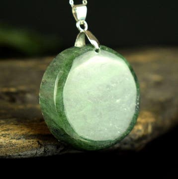 Hanger van natuurlijke nefrietjade – uniek exemplaar- 33 g