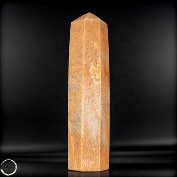 Majestueus perzik-maansteen obelisk – een symbool van kracht