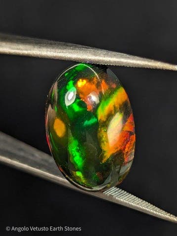 7,91 ct - Prachtige gerookte Ethiopische opaal – ovaal