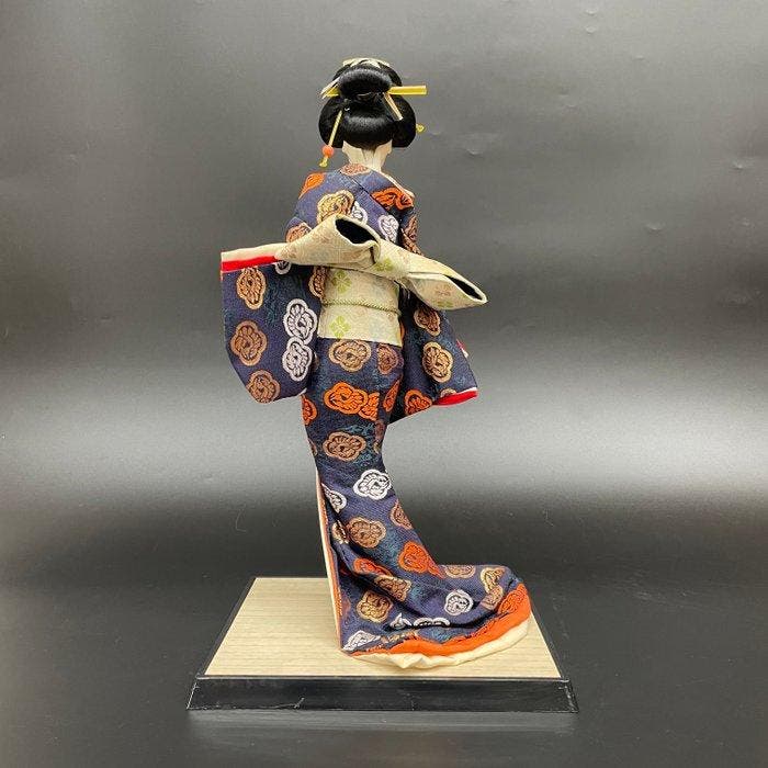Geisha-pop in een klassieke danspose met vergulde, Antiquités & Art, Antiquités | Autres Antiquités