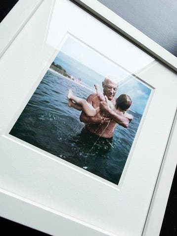 Robert Capa (1913–1954) - Pablo Picasso playing in the water, Antiek en Kunst