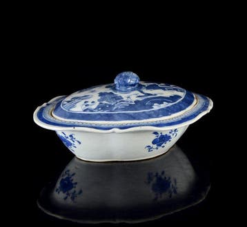 Une grande soupière chinoise bleue et blanche avec