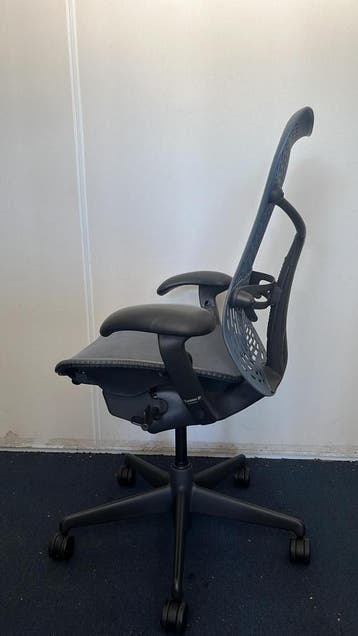 Refurbished Herman Miller Mirra Shadow Blue Fog, Huis en Inrichting, Bureaustoel, Verzenden, Blauw, Ergonomisch