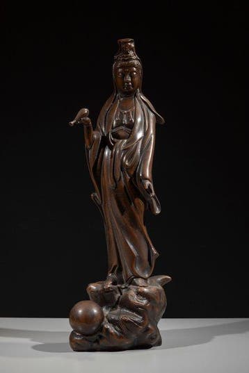 Bronze - Un okimono en bronze représentant la déesse Kannon