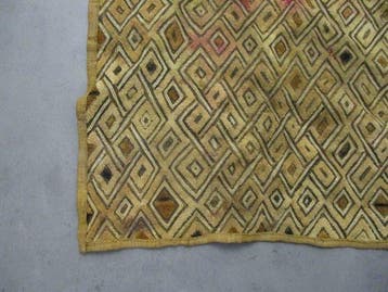 Afrikaans raffiavezel tapijt van het Kuba-volk. - Congo., Antiquités & Art