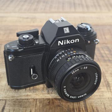 Nikon EM + 28mm 1:2.8 nr. 2369, Audio, Tv en Foto, Fotocamera's Analoog, Ophalen of Verzenden, Gebruikt, Nikon