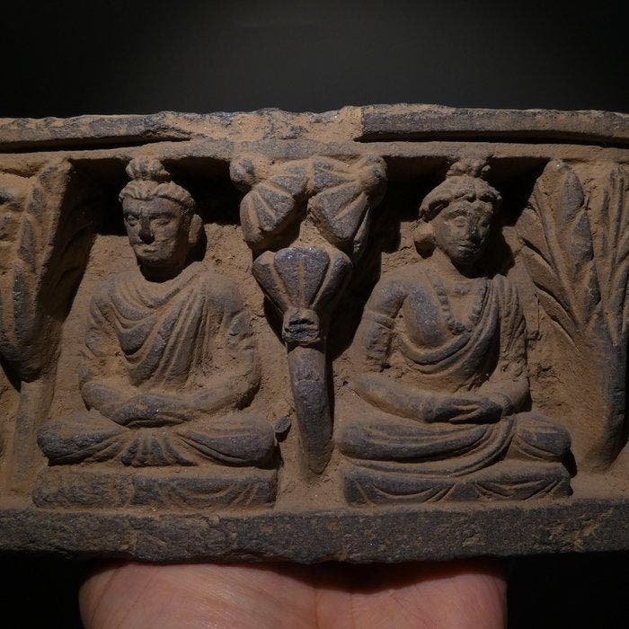 Gandhara Schist Relief Boeddha Maitreya. 25 cm lang. 1e–2e, Verzamelen, Mineralen en Fossielen