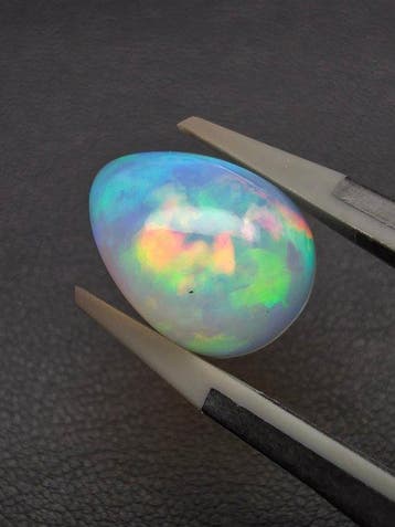 6.27cts Natural White Opal Cabochon - Hoogte: 15.8 mm -