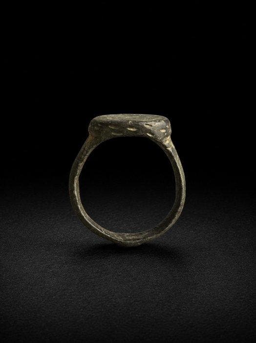 Islamitisch Brons Ring - 10e tot 13e eeuw na Christus., Antiek en Kunst, Antiek | Overige Antiek